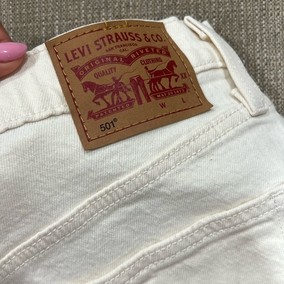 Women's Levi's® High waisted Mom shorts - Picture 3 of 6